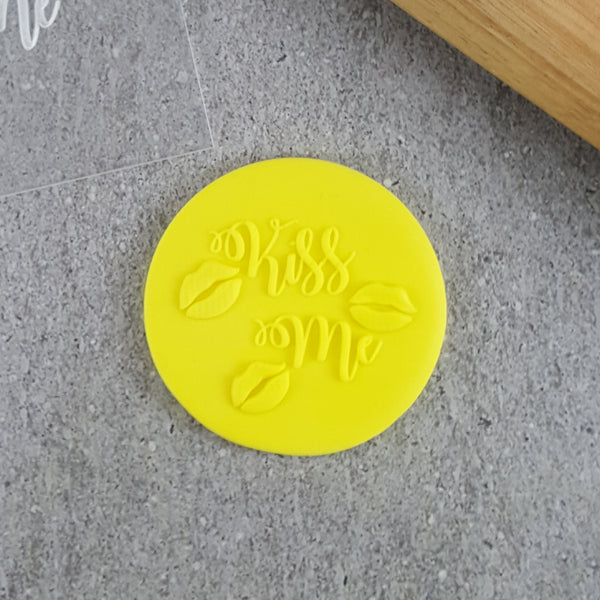 Kiss Me Debosser